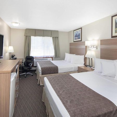 Travelodge By Wyndham Golden Sportsman Lodge Kültér fotó